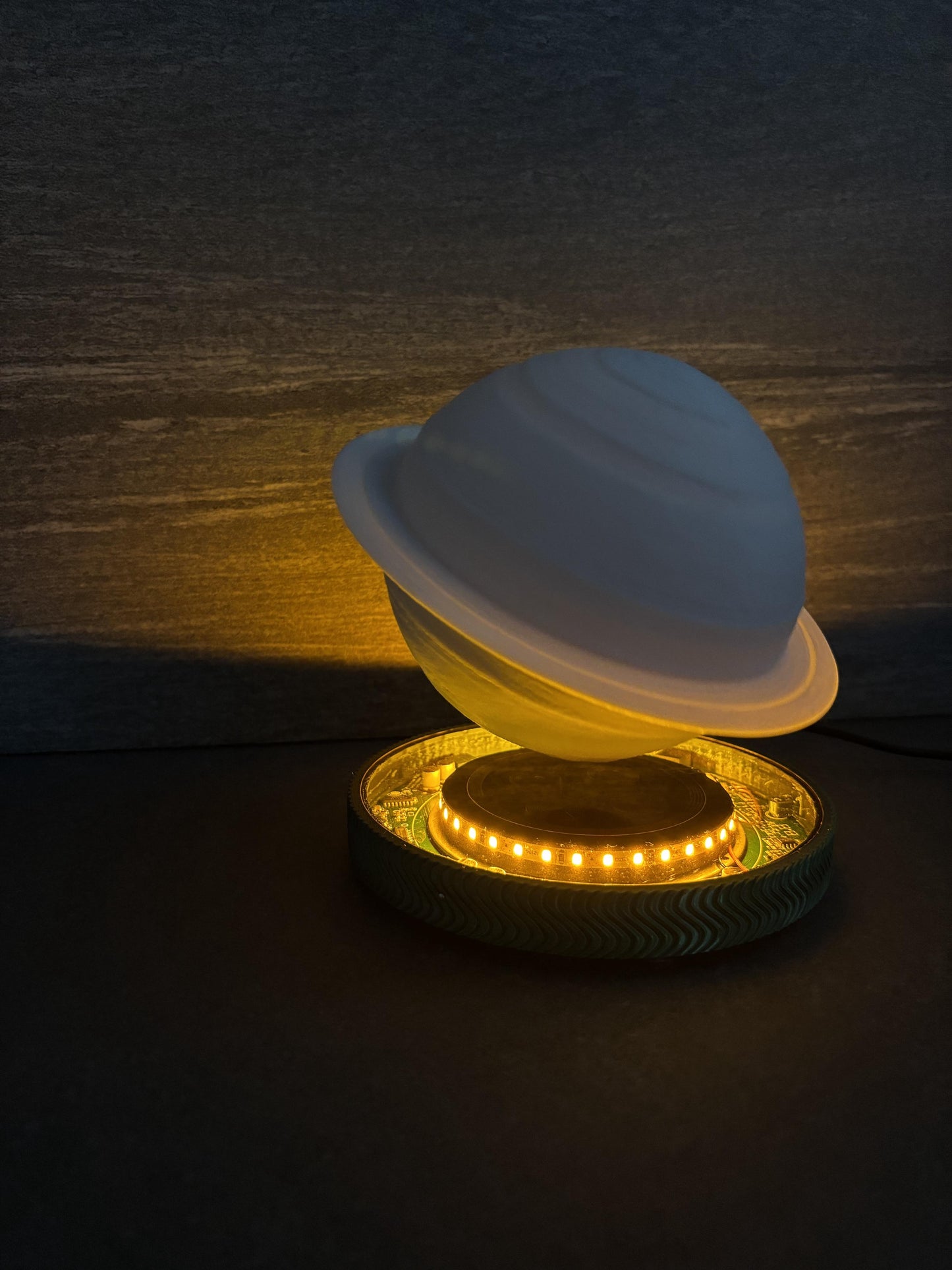 Levitating Saturn Lamp